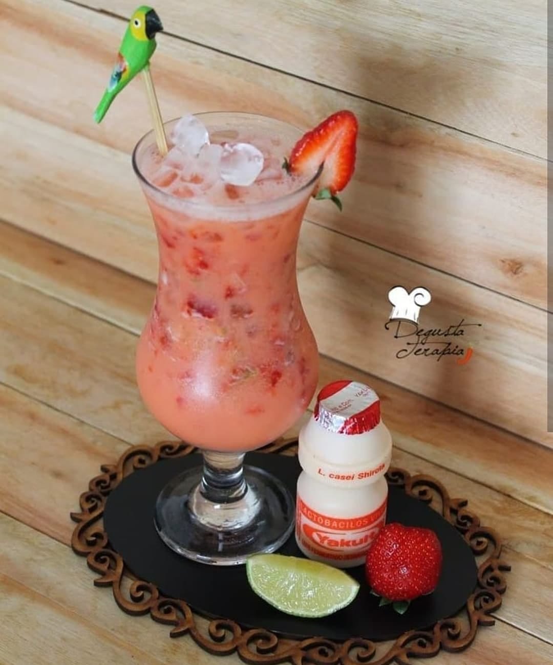 Caipiroska de Yakult com Morango